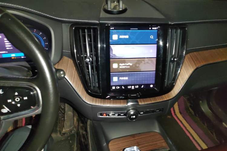 Used Volvo XC60 2022 B5 4x4 Smart Luxury Edition Audio And AC Panel