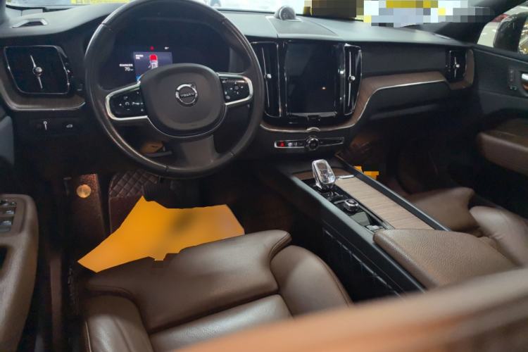 Used Volvo XC60 2022 B5 4x4 Smart Luxury Edition Center Console