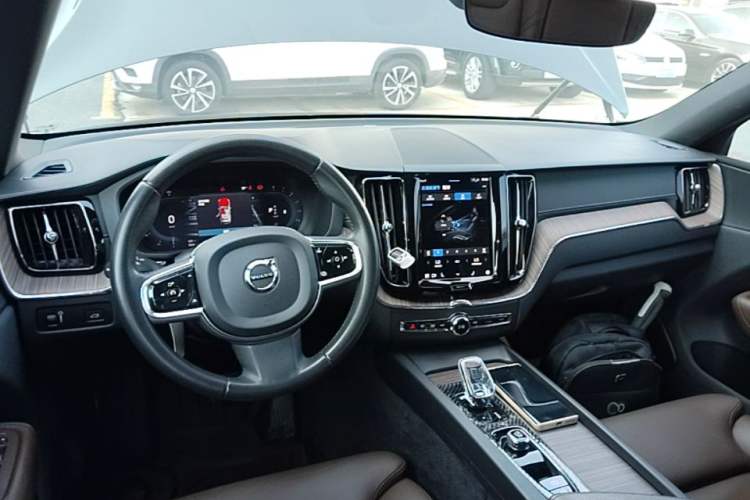 Used Volvo XC60 2022 B5 4x4 Smart Luxury Edition Center Console