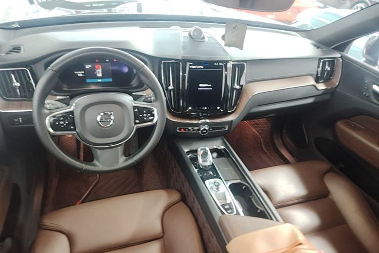 Used Volvo XC60 2022 B5 4x4 Smart Luxury Edition Center Console