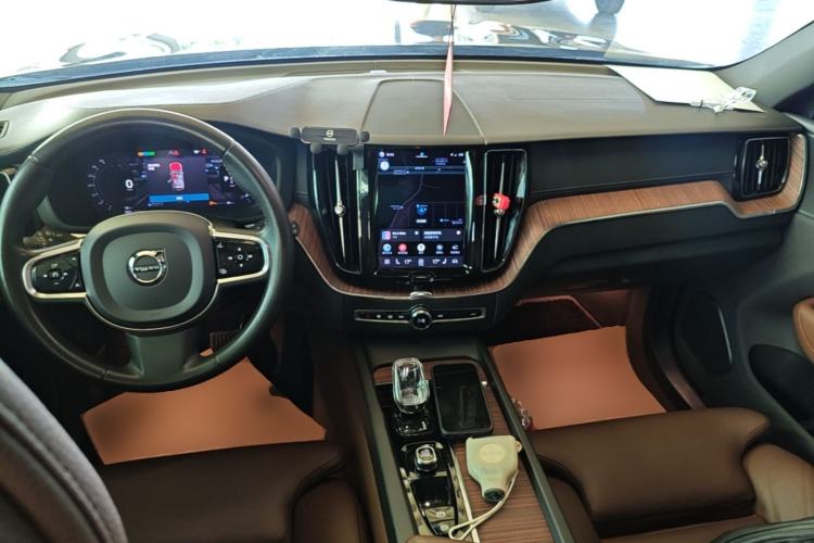 Used Volvo XC60 2022 B5 4x4 Smart Luxury Edition Center Console