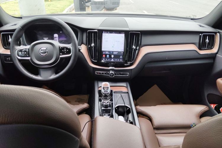 Used Volvo XC60 2022 B5 4x4 Smart Luxury Edition Center Console