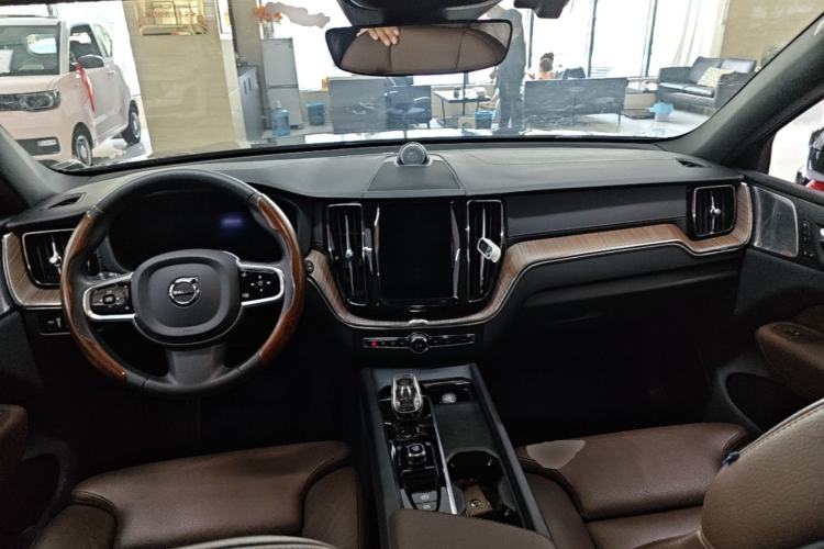 Used Volvo XC60 2022 B5 4x4 Smart Luxury Edition Center Console