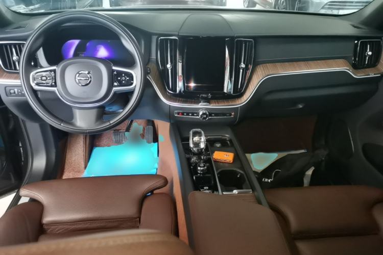 Used Volvo XC60 2022 B5 4x4 Smart Luxury Edition Center Console
