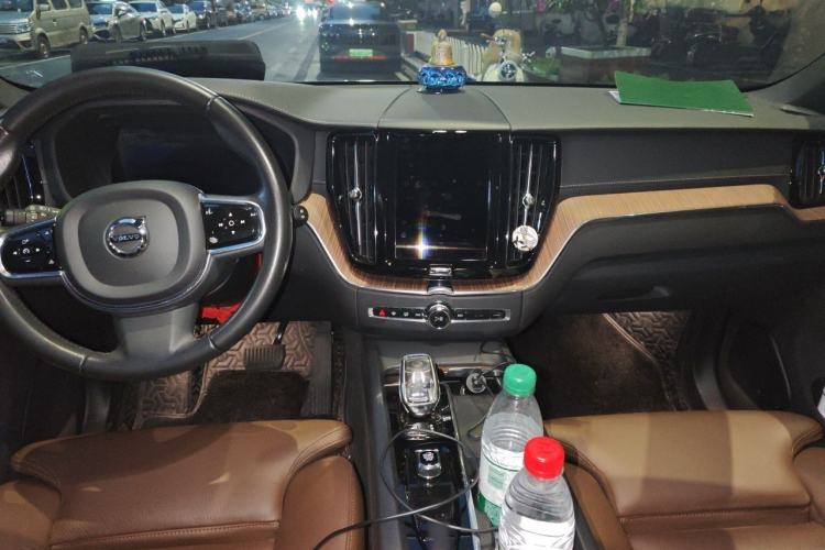 Used Volvo XC60 2022 B5 4x4 Smart Luxury Edition Center Console