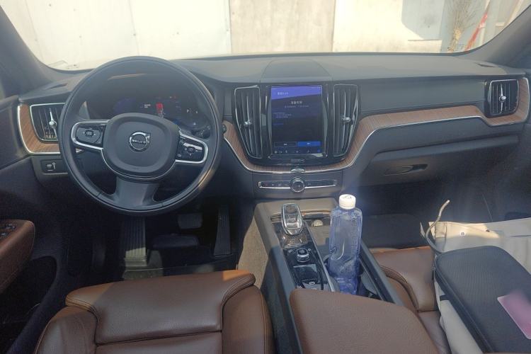 Used Volvo XC60 2022 B5 4x4 Smart Luxury Edition Center Console