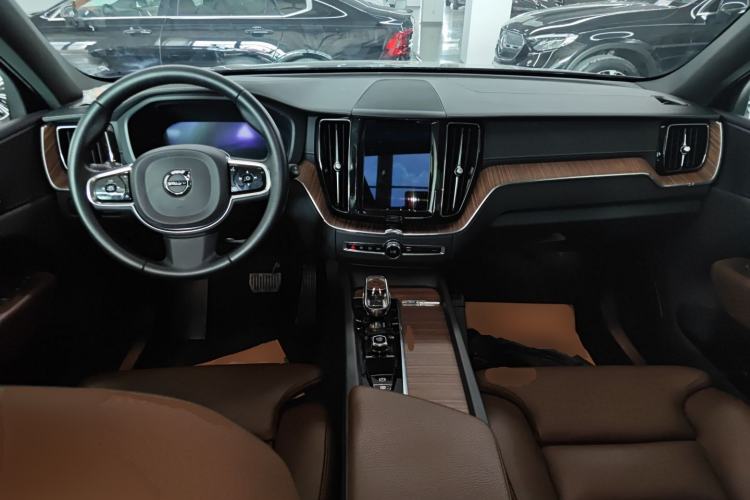Used Volvo XC60 2022 B5 4x4 Smart Luxury Edition Center Console