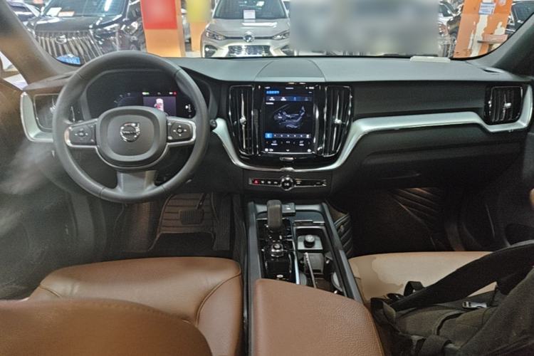 Used Volvo XC60 2022 B5 4x4 Smart Luxury Edition Center Console