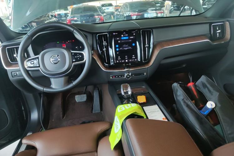 Used Volvo XC60 2022 B5 4x4 Smart Luxury Edition Center Console