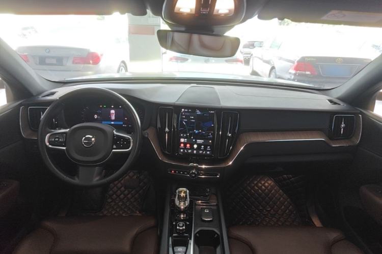Used Volvo XC60 2022 B5 4x4 Smart Luxury Edition Center Console