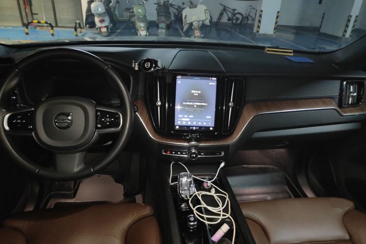 Used Volvo XC60 2022 B5 4x4 Smart Luxury Edition Center Console
