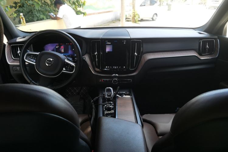 Used Volvo XC60 2022 B5 4x4 Smart Luxury Edition Center Console