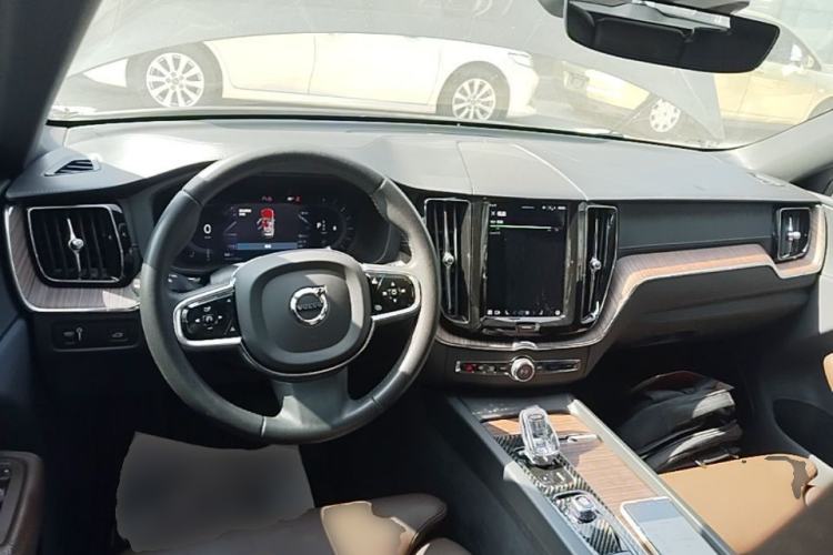 Used Volvo XC60 2022 B5 4x4 Smart Luxury Edition Center Console