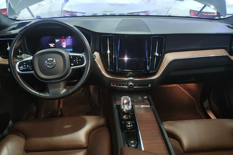 Used Volvo XC60 2022 B5 4x4 Smart Luxury Edition Center Console