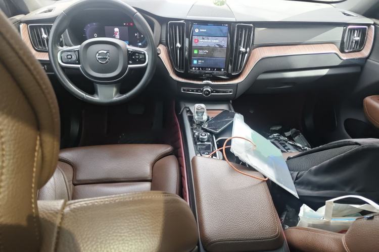 Used Volvo XC60 2022 B5 4x4 Smart Luxury Edition Center Console