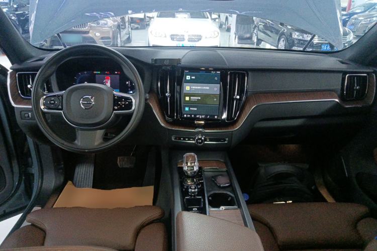 Used Volvo XC60 2022 B5 4x4 Smart Luxury Edition Center Console