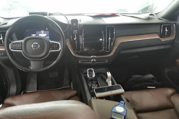 Used Volvo XC60 2022 B5 4x4 Smart Luxury Edition Center Console