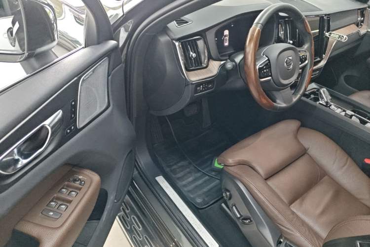Used Volvo XC60 2022 B5 4x4 Smart Luxury Edition Driver Seat