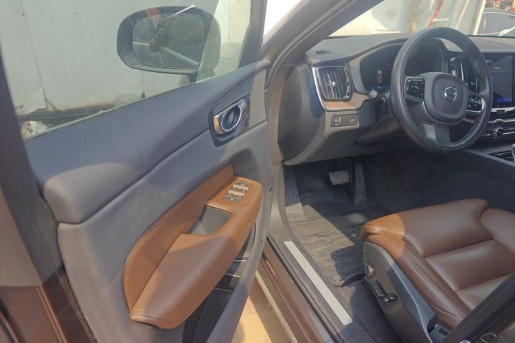 Used Volvo XC60 2022 B5 4x4 Smart Luxury Edition Driver Seat