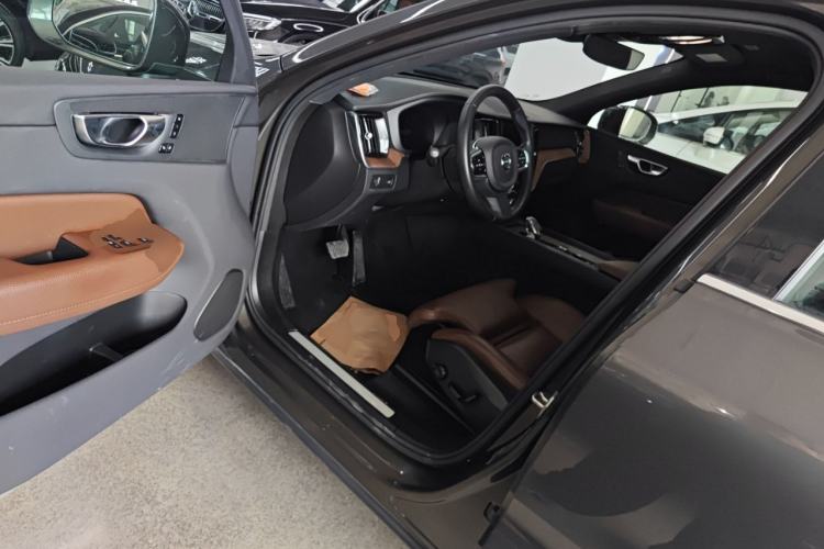 Used Volvo XC60 2022 B5 4x4 Smart Luxury Edition Driver Seat