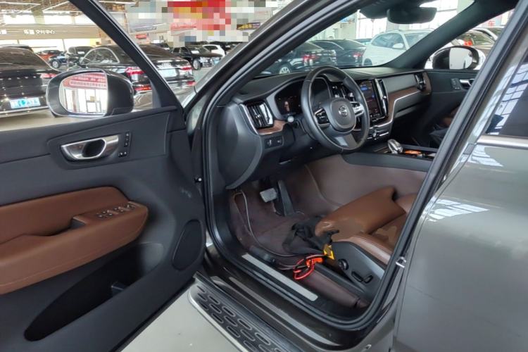 Used Volvo XC60 2022 B5 4x4 Smart Luxury Edition Driver Seat