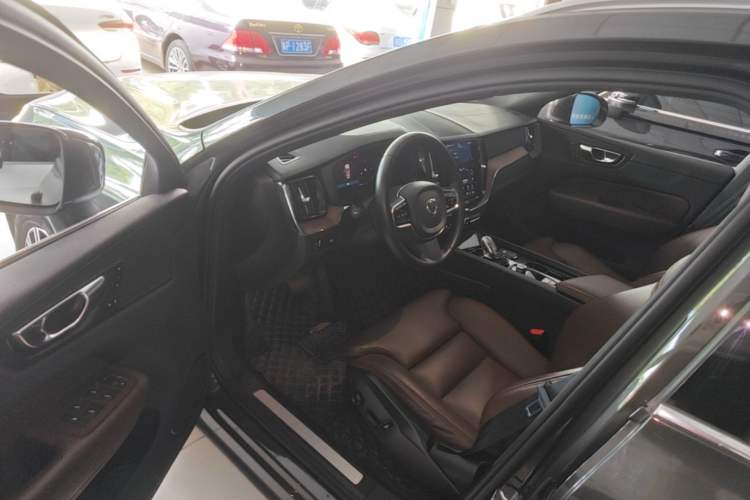 Used Volvo XC60 2022 B5 4x4 Smart Luxury Edition Driver Seat
