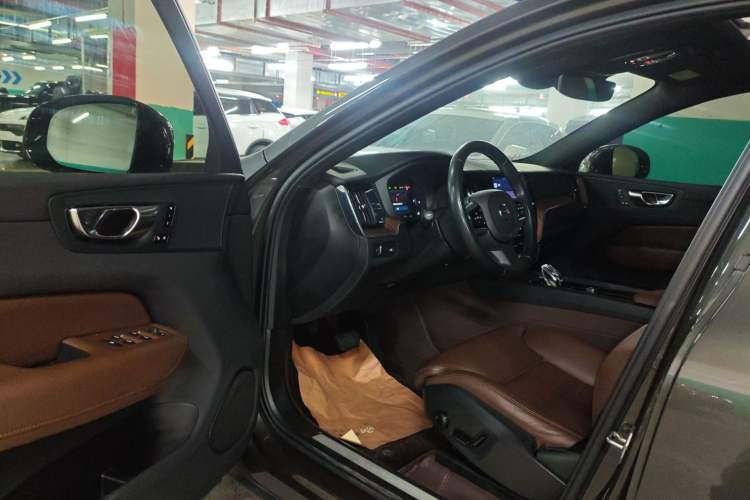 Used Volvo XC60 2022 B5 4x4 Smart Luxury Edition Driver Seat