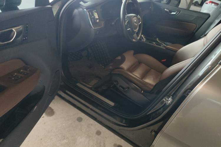 Used Volvo XC60 2022 B5 4x4 Smart Luxury Edition Driver Seat