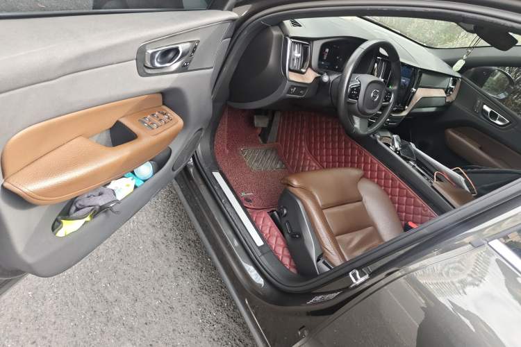 Used Volvo XC60 2022 B5 4x4 Smart Luxury Edition Driver Seat