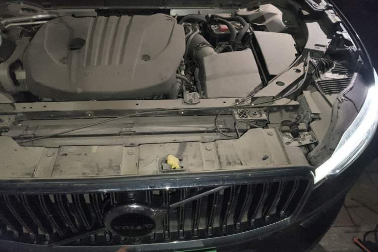 Used Volvo XC60 2022 B5 4x4 Smart Luxury Edition Engine Bay Left