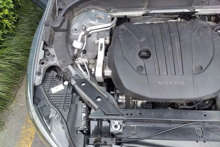 Used Volvo XC60 2022 B5 4x4 Zhiyi Luxury Edition Engine Bay Right