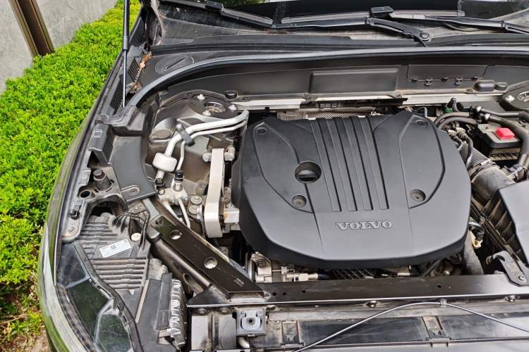 Used Volvo XC60 2022 B5 4x4 Zhiyi Luxury Edition Engine Bay Right