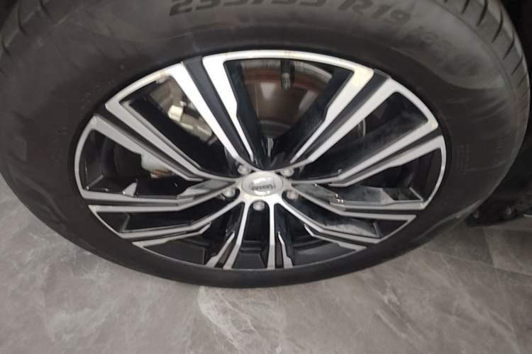 Used Volvo XC60 2022 B5 4x4 Smart Luxury Edition Exterior 4