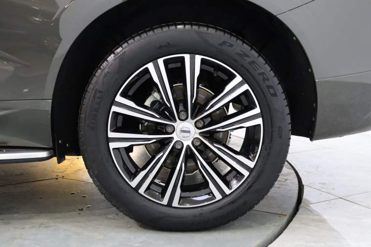 Used Volvo XC60 2022 B5 4x4 Smart Luxury Edition Exterior 6