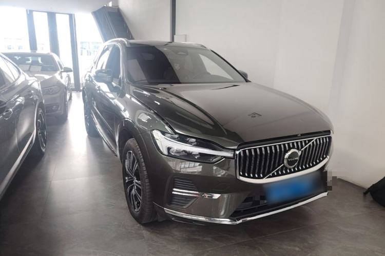 Used Volvo XC60 2022 B5 4x4 Smart Luxury Edition Front Right 45 Deg