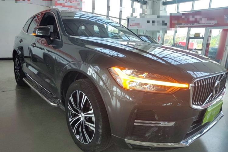 Used Volvo XC60 2022 B5 4x4 Smart Luxury Edition Front Right 45 Deg