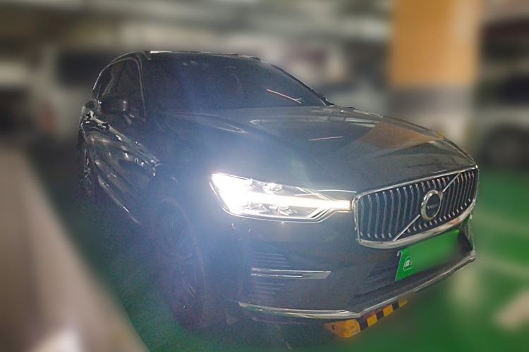 Used Volvo XC60 2022 B5 4x4 Smart Luxury Edition Front Right 45 Deg