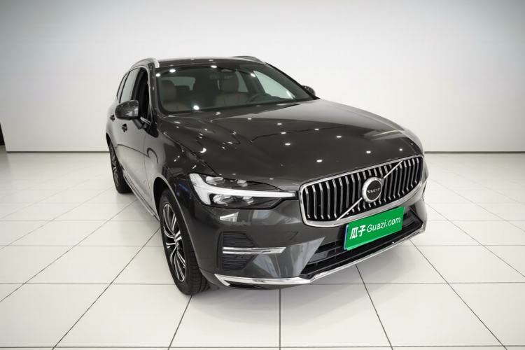 Used Volvo XC60 2022 B5 4x4 Smart Luxury Edition Front Right 45 Deg
