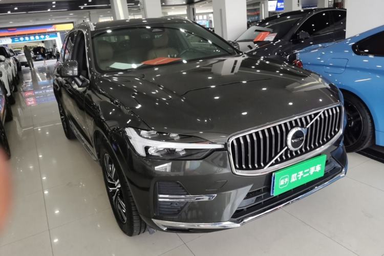 Used Volvo XC60 2022 B5 4x4 Smart Luxury Edition Front Right 45 Deg
