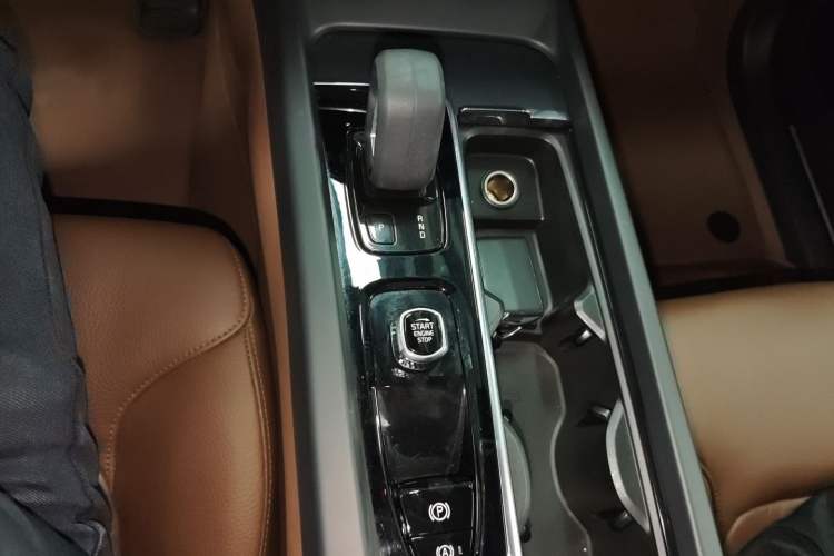 Used Volvo XC60 2022 B5 4x4 Zhiyi Luxury Edition Gear Lever