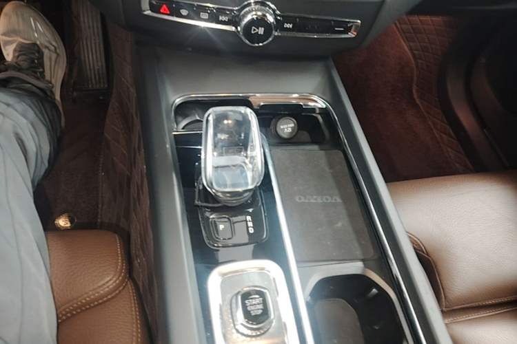 Used Volvo XC60 2022 B5 4x4 Smart Luxury Edition Gear Lever