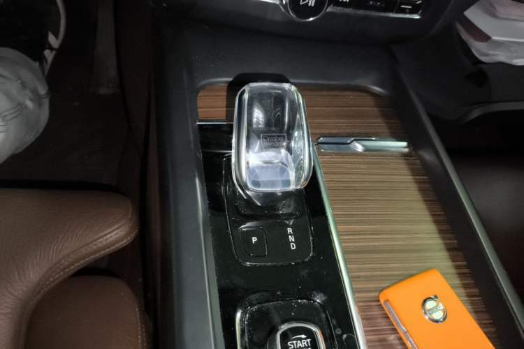 Used Volvo XC60 2022 B5 4x4 Smart Luxury Edition Gear Lever