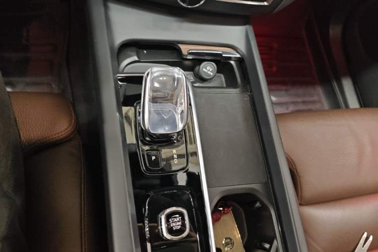 Used Volvo XC60 2022 B5 4x4 Smart Luxury Edition Gear Lever