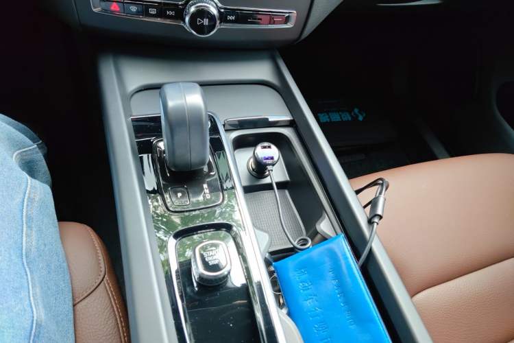 Used Volvo XC60 2022 B5 4x4 Zhiyi Luxury Edition Gear Lever