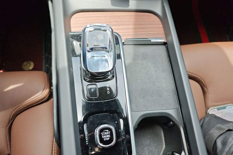 Used Volvo XC60 2022 B5 4x4 Smart Luxury Edition Gear Lever