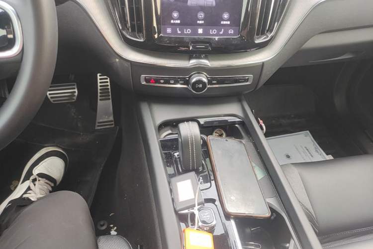 Used Volvo XC60 2022 B5 4x4 Smart & Advanced Sport Edition Gear Lever