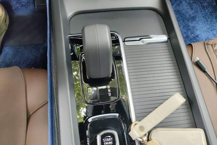 Used Volvo XC60 2022 B5 4x4 Zhiyi Luxury Edition Gear Lever