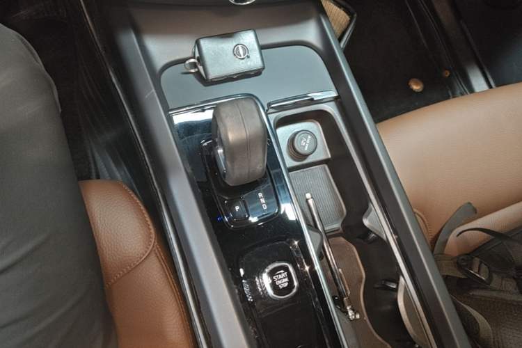 Used Volvo XC60 2022 B5 4x4 Smart Luxury Edition Gear Lever