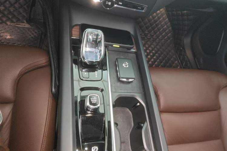 Used Volvo XC60 2022 B5 4x4 Smart Luxury Edition Gear Lever