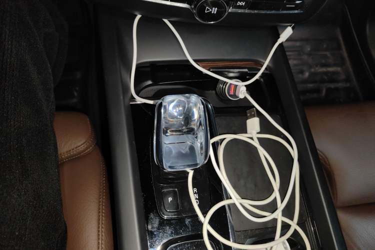 Used Volvo XC60 2022 B5 4x4 Smart Luxury Edition Gear Lever